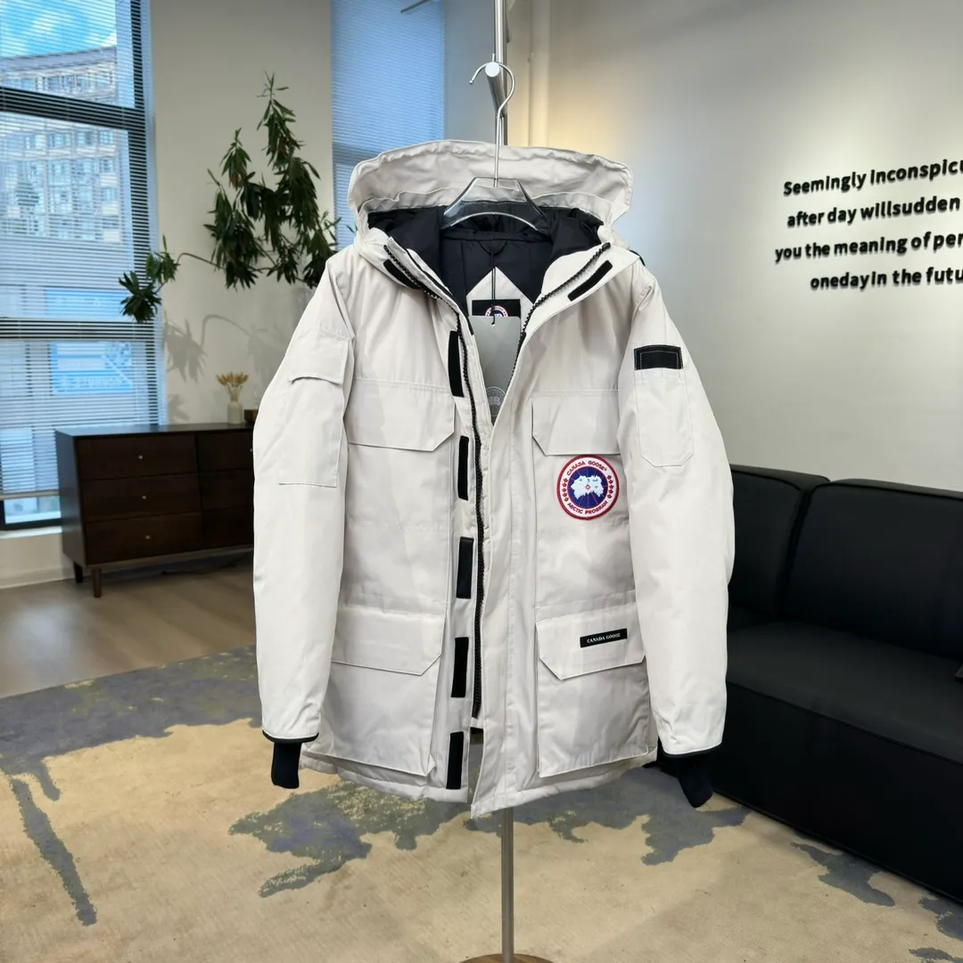 P800 Canada Goose "Canada Goose"🇨🇦 Beichen White / 08 Expedition Parka 4660M Product color: black, off-white, red, sand pink, sky blue, graphite gray, Beichen white, navy blue, sky blue, gray camouflage gray black label Product size: XS, S, M, L, XL, XXL The Expedition was originally a parka designed for scientists at the McMurdo Research Station in Antarctica. Whether your next journey takes you into the frozen urban jungle or across uncharted ice fields, wear Canada Goose's Expedition Parka and get proven results year after year in Antarctica by the National Science Foundation's Center for Polar Research.  Material list: 1⃣ Uses Y-shaped Velcro imported from Taiwan (exclusive in the market) 2⃣ Uses 18-count polyester-cotton blended fabric imported from South Korea (authentic synchronized fabric) 3⃣ National standard 80% white duck down, (zp uses 80% white duck down/90% of all boasts are fake) 4⃣ Western Canadian coyote hair (non-market dyed fox hair filled with wolf hair) Material analysis characteristics: 1⃣ The original/polyester-cotton fabric has a high polyester fiber content, and the polyester-cotton fabric has high heat and light resistance and good stability. It has bright colors, high fiber strength, durability, light resistance, heat resistance, and straightness. 2⃣ As we all know, the original version uses 80% white duck down. The fill power refers to the cubic inches of volume occupied by each ounce (30 grams) of down under certain conditions. If one ounce of down occupies 500 cubic inches, the fill power of the down is 500. So we can simply understand it as: fill power is the volume of down, and the volume of down is fill power. The higher the fill power of down, it means that under the same filling amount, down can fix a larger volume of air layer to keep warm and insulate, so the warmth retention of down is better. 3⃣ Western Canadian coyote hair, "large range of selected neck hair" is soft and fluffy, each wolf hair is 60-63 long / 14-16 wide at the peak, this width + preferred parts. It is basically unmatched by the same industry